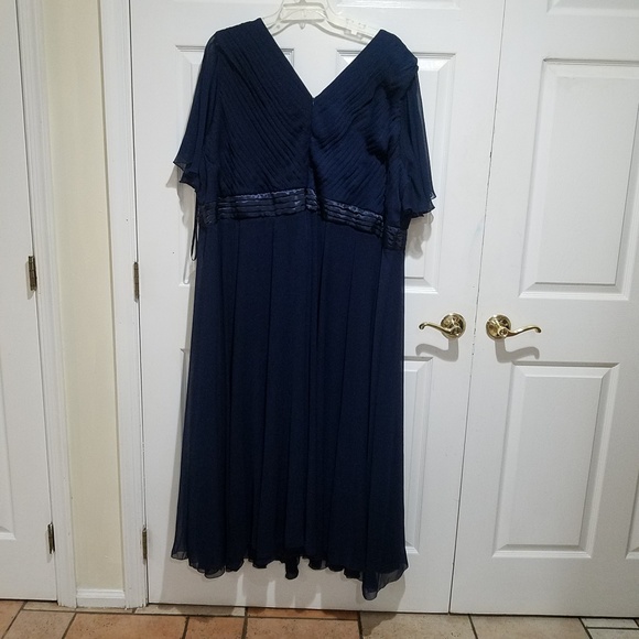 Stunning  full length Evening Dress with Crystal - Picture 3 of 8